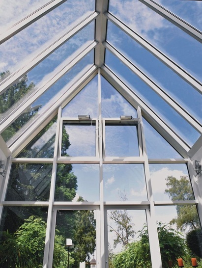 Im Wintergarten müssen die Temperatur und das Klima stimmenDie Aufheizung des Glasanbaus lässt sich mit Sonnenschutzglas deutlich senken. Auf Südseiten lohnt die Kombination mit anderen Sonnenschutzeinrichtungen.
