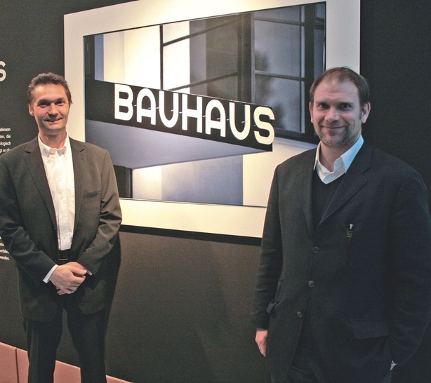 Beat Guhl, Inhaber und Geschäftsführer der R+G Metallbau AG und der Fotograf Gordon Watkinson (rechts) im DAM in Frankfurt.