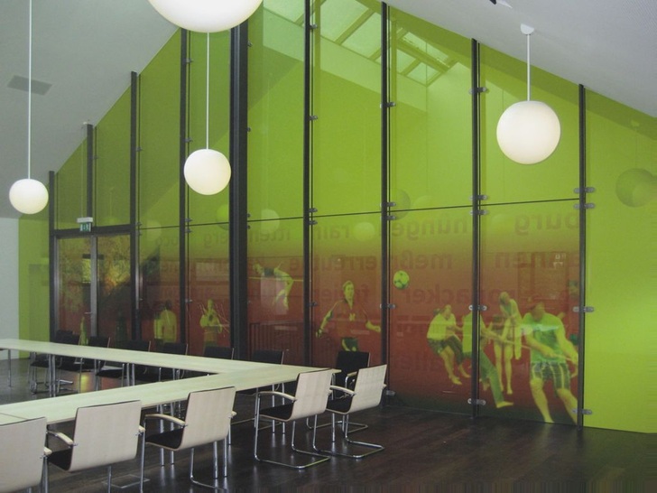 Im Interieur und bei Fassaden werden zunehmend laminierte Verbundgläser verwendetNeben den technischen Möglichkeiten, etwa verbesserte Sicherheit oder Schallschutz, ­lassen sich Laminatfolien auch zur Gestaltung einsetzen.