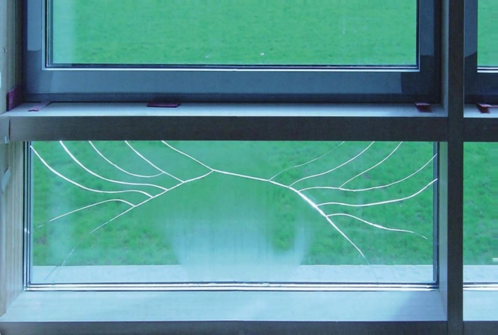 Ungünstige Scheibenformate erhöhen das BruchrisikoDieser Glasbruch eines 3-fach-Isolierglases ­wurde durch Luftdruck- und Temperaturänderungen ­verursacht.