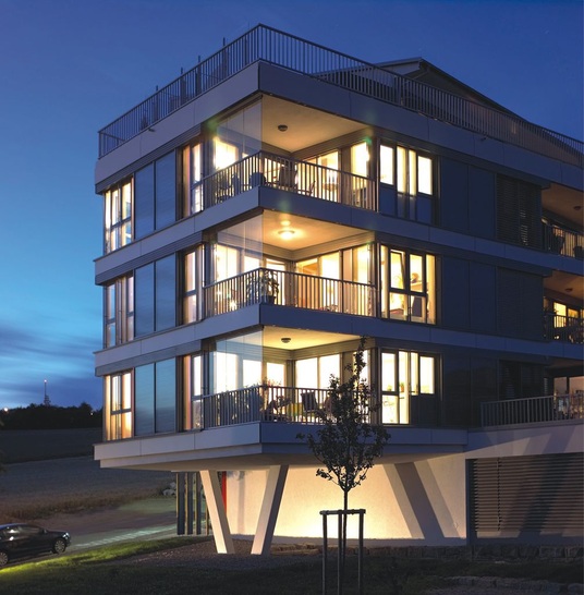 Die EnEV 2009 stellt erhöhte ­Anforderungen an AlufassadenEine mögliche Antwort darauf sind wärmetechnisch optimierte Alukonstruktionen kombiniert mit 3-fach-­Isolierverglasungen.