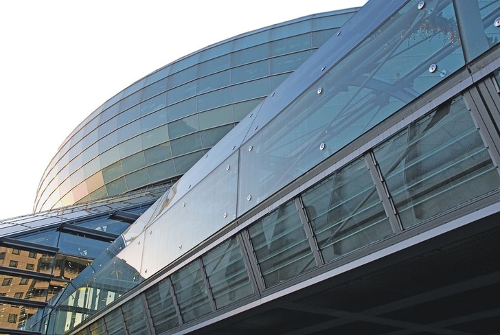 Attraktion im alten Hafen von BremerhavenDie gläserne Brücke bietet Fußgängern ­eine regensichere Verbindung zwischen den beiden Seiten des Hafenbeckens.