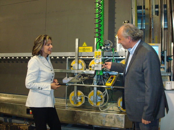 Die Österreichische Landesrätin Patrizia Zoller-Frischauf besuchte Steindl Glas, rechts Geschäftsführer Heinz Eisenbach.