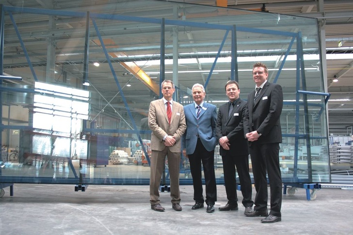 Beim Rundgang im Sicherheitsglaswerk in Nordhorn (v.l.): Die beiden Semcoglas-Inhaber Hermann Schüller und Rolf ­Sawatzki sowie Stefan Herrmann (technischer Leiter) und Alexander Nagel (Finiglas) vor einer 18 m² großen Isolierglasscheibe.