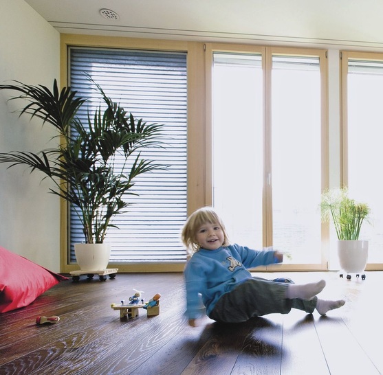 Solarglas mit Sonderfunktionen<br />Bei dem Prismenglas GlassXcrystal mit 4-Scheiben-Aufbau (linke Scheibe im Bild) sind Kristalle eingelagert, die Energie speichern können und mit denen sich Räume kühlen und wärmen lassen. - © Glass X AG
