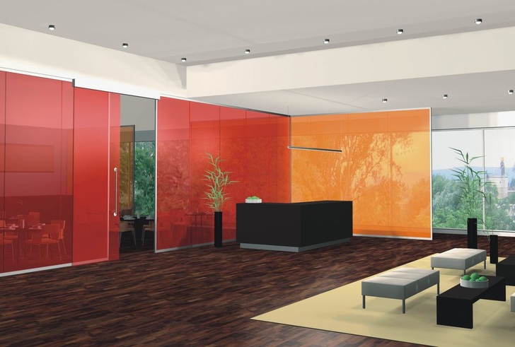 Farbglas für das ­WohlbefindenGlas fungiert als ein idealer Farb­träger. Es lässt Licht durch­scheinen, was die ­Farben erst ­„aktiviert“ und „vitalisiert“.