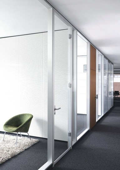 Feco entwickelt und vertreibt seine Trennwandsysteme in Lizenz; dies beinhaltet auch Prüfzeugnisse zu Schall- und Brandschutz.