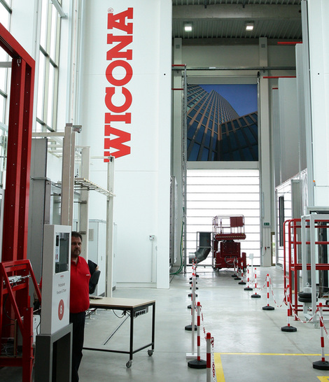 Das Test Centre bietet zwei Groß-Fassadenprüfstände, je einen Prüfstand für Fenster und Beschläge, eine Zug-Druck-Prüfmaschine und eine so genannte Hot Box für Wärmedurchgangsmessungen.