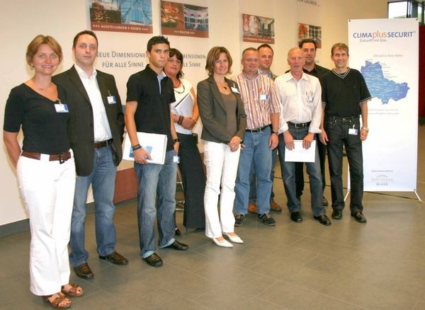 Daniela Mamet (li.) und Evamaria Nickel (5.v.li.), Marketing CSP, mit den ersten Absolventen der CSP-Akademie.