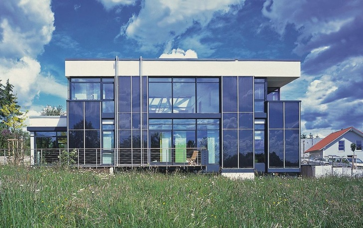 Solarmodule werden eigen­ständige BauelementeFassadenintegrierte PV-Anwendungen ­werden in Zukunft die Gestaltung unserer Fassaden und Gebäude verändern