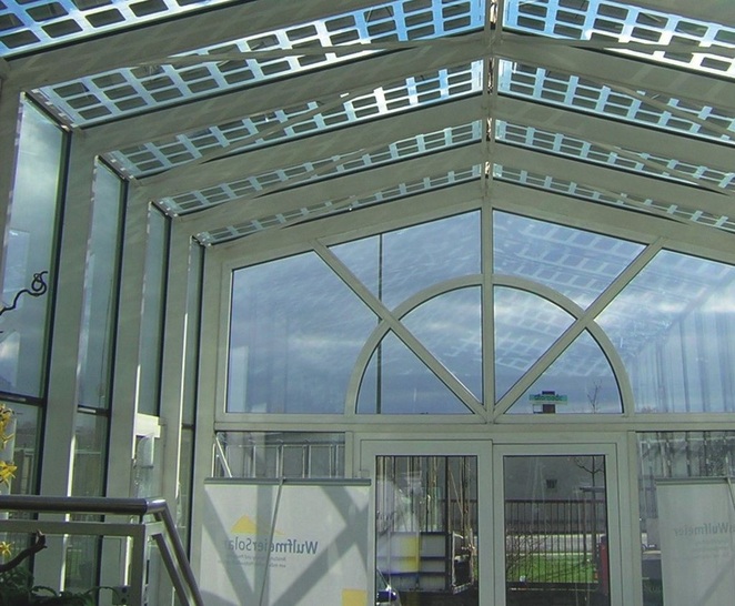 Photovoltaik optimal genutzt<br />Solarmodule, eingebettet in die Dachverglasung eines Wintergartens, ­liefern nicht nur Strom, sondern dienen zudem noch der Verschattung.