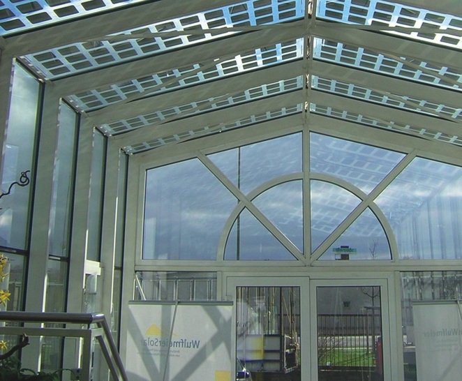 Photovoltaik optimal genutztSolarmodule, eingebettet in die Dachverglasung eines Wintergartens, ­liefern nicht nur Strom, sondern dienen zudem noch der Verschattung.