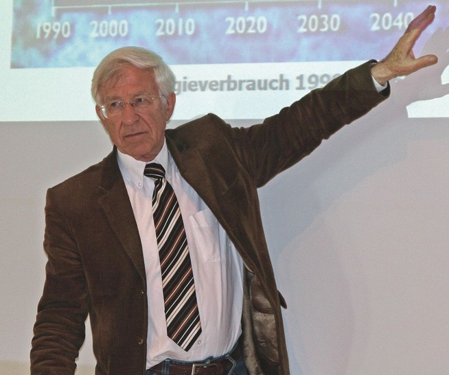 Wo ist die Krise?Dr. Franz Alt bei der Eröffnung: „In Deutschland gibt es keine Erkenntnisprobleme, sondern nur Umsetzungsprobleme. Die Deutschen brauchen einen ökonomischen Anreiz, um ökologisch zu handeln.“