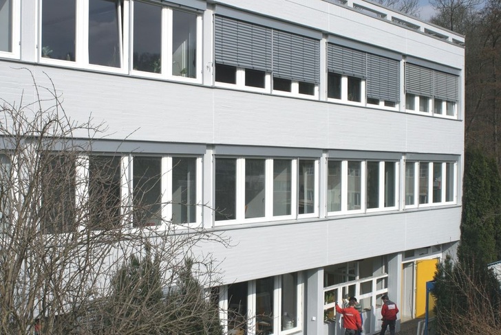 Neue Fenster für das Verwaltungsgebäude der Sika DeutschlandHier befindet sich eine hochspezialisierte Forschungs- und ­Entwicklungsabteilung für Korrosions- und Bautenschutz.