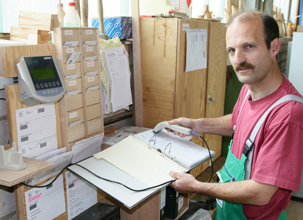 Zeiterfassung und WPK bei Fauser: Prüfergebnisse bei Arbeitsschritten, die CE-relevante Daten verlangen, werden zusätzlich zum Barcode-Scan auf der Arbeitsunterlage protokolliert