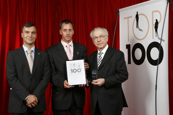 Die Renolit-Repräsentanten Dr. Dirk Heukelbach und Dr. Rupert Schnell (v.r.) nahmen die Top-100 Auszeichnung aus den Händen von Lothar Späth, Ministerpräsident a.D. entgegen.