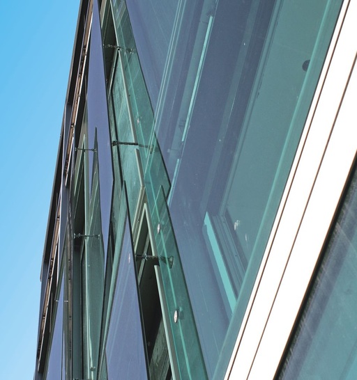 Seit Jahrzehnten eine bewährte Verbindung<br />Bei Structural Glazing Fassaden sowie bei verklebten Fenstersystemen bietet das Kleben eine Reihe von Vorteilen, wie im Bild bei Fenstern des Herstellers Baumgartner für eine 2.Haut-Fassade.
