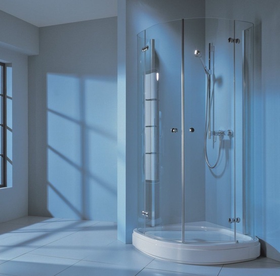 Filigranes Design liegt ist bei Glasduschen immer mehr im Kommen<br />Auf der Außen­seite aufgeklebte ­Beschläge ­unterstreichen nicht nur die Optik, sie ­erleichtern auch die ­Reinigung, da die ­Innenseite der Dusche glatt bleibt.