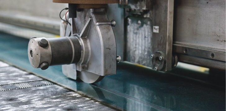 Perfekt geschütztes Glas An den Schneidstellen wird der TPF vom Glas geschliffen und gleichzeitig die Randentschichtung durchgeführt. Auch in dieser Verarbeitungsstufe sind die Glasoberflächen sicher ummantelt.