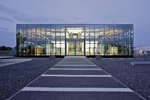 Der Firmenbau als eindrucksvolles Schaufenster<br />Bei dem neuen Firmensitz des Beschlagherstellers Tardis kommen Glas und Glastechnik in der Fassade eindrucksvoll zur Geltung. - © Fotos: Christoph Seelbach/Architekt: Johannes Dazert
