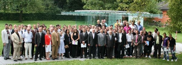 Die erfolgreichen Absolventen des Bayerischen Glaserhandwerks mit den Ehrengästen - © Johannes Wallerer
