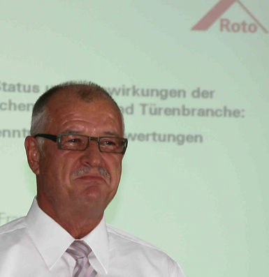 Roto-Vorstandsvorsitzender Dr. Eckhard Keill bei der Präsentation der Umfrageergebnisse - © Daniel Mund/GLASWELT
