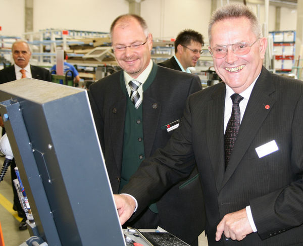 “Ich feiere heute mein persönliches Erntedankfest, schließlich geht mit diesem Erweiterungsbau mein 2. Lebenswerk in Erfüllung“, so Alfred Bohn. Im Hintergrund v. l.: Manfred Seitz, Chef des Profillieferanten aluplast und albohn Geschäftsführer Wolgang Herrmann