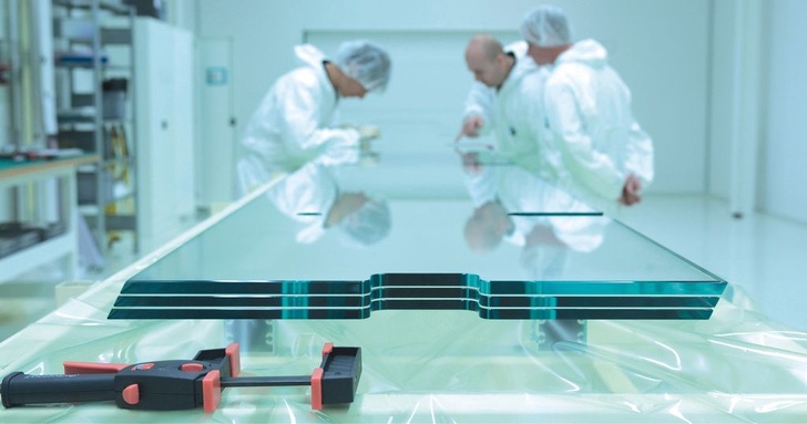 Ohne höchste Präzision geht es bei den Maxiformaten nicht Im Reinraum in Gersthofen werden die schubfesten, bis zu 12 m langen VSG-Scheiben mit äußerster Sorgfalt für den Verbund ­vorbereitet, denn nur so lässt sich die erforderliche Qualität sicherstellen.