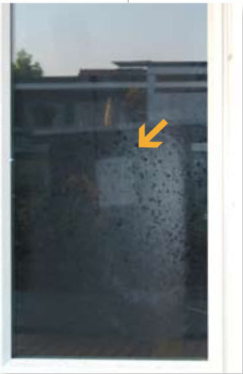 Die unterschiedliche Benetzbarkeit ist Schuld Bei feuchten und beschlagenen Scheiben erscheinen oft Verunreinigungen auf der Glasoberfläche (wie hier ein Etikettenabdruck), die sonst nicht zu sehen sind. Dies ist kein Reklamationsgrund.