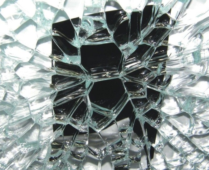 Sicheres Sicherheitsglas?Bei Verwendung von ESG kommt es immer wieder zu Spontanbrüchen aufgrund von Nickelsulfid-Einschlüssen.