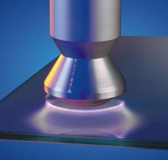 Kontaktlos, fast mit Schallgeschwindigkeit trifft das atmosphärische Plasma auf das Glas. <br />Die Plasmatechnologie ermöglicht die mikrofeine Reinigung, hohe Aktivierung sowie die selektive Be- oder Entschichtung der Glasoberfläche.