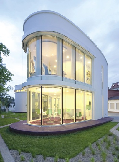 Gebogene Scheiben für das Saegeling-GebäudeDer Entwurf von Gerd Priebe Architects & Consultants stellte hohe Anforderungen an den Glashersteller und die Montagespezialisten.