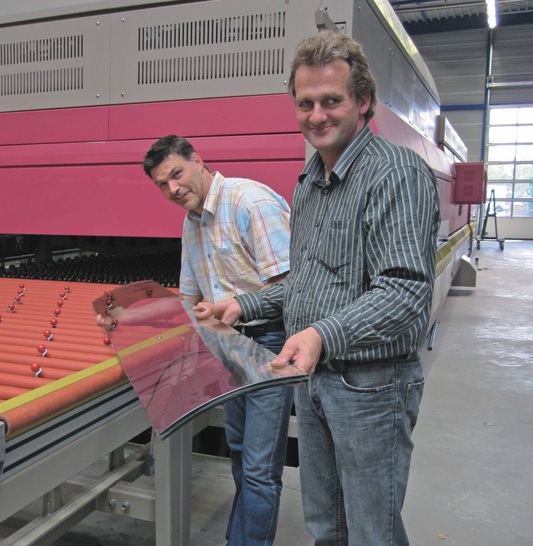 „Wir machen Gutes zum Besten.“<br />Die beiden Prokuristen Reinhard Gruber (Technik) und Wilfried Schreyer ­(Vertrieb) wollen mit gebogenem Glas und Spezialitäten nach vorne. - © Fotos: Matthias Rehberger
