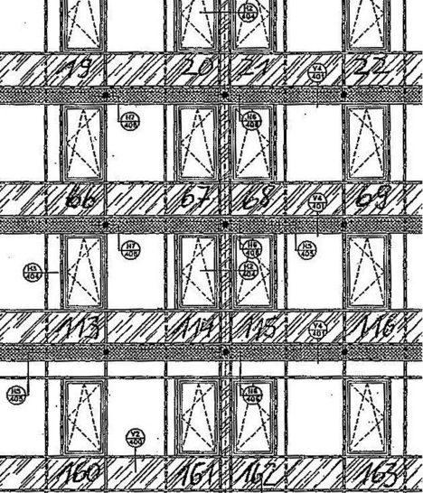 Fassade mit 700 ­HolzfensternZeichnung eines Gebäude­teils mit der geschossüber­greifenden Fassaden­konstruktion mit ­ihren ­verschiedenen Blindfeldern und den eingesetzten ­Fensterelementen.