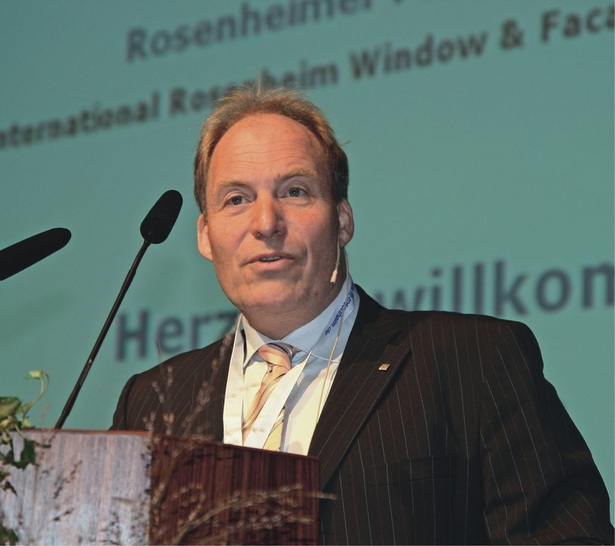 Eröffnung der 37. Rosenheimer FenstertageUlrich Sieberath bei seinem Auftakt-Beitrag über Energieeffizienz und Wohnkomfort