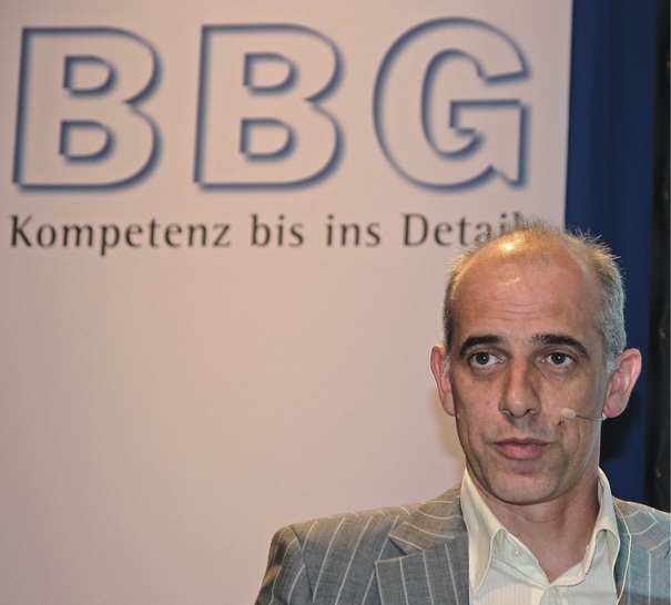 Gerhard Hörtrich, Entwickler und Projektleiter beim Maschinenbauer BBG.<br />„Fast täglich bekommen wir Anfragen von ­interessierten Systemanbietern und Fensterbauern.“ - © Foto: Daniel Mund
