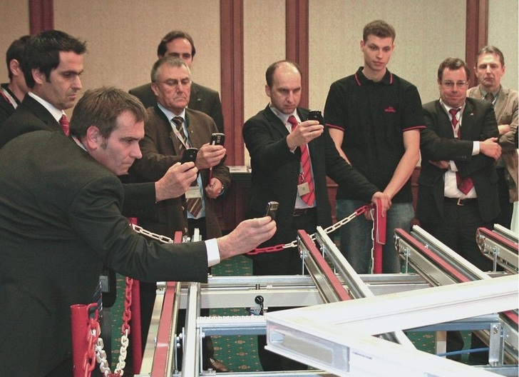 Auf dem ­Innovationstag von aluplast wurde dem ­interessierten ­Publikum das ­patentierte Verfahren des Ausschäumens ­vorgeführt.