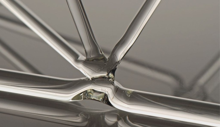 Verschweißter Glasknoten im Modell<br />Untersuchungen zeigen, dass gläserne Schweißnähte die Materialfestigkeit nicht mindern. - © Fotos: Gabriela Metzger, ILEK, Universität Stuttgart
