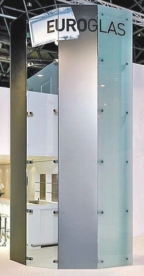 Starker HaltEine Glaswand aus VSG mit aufgeklebten Punkthaltern auf der glasstec ‘08 (Glas Trösch). Wie die Scheiben miteinander verbunden sind, zeigen die Detailbilder links unten.