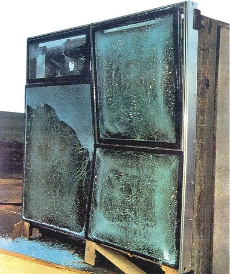 Und der Silikon-Konstruktionskleber hältExplosionsversuch an einem verklebten Element, bei dem laminiertes Glas mit Silikon-Konstruktionsklebern rundum am Rahmen verklebt wurde.