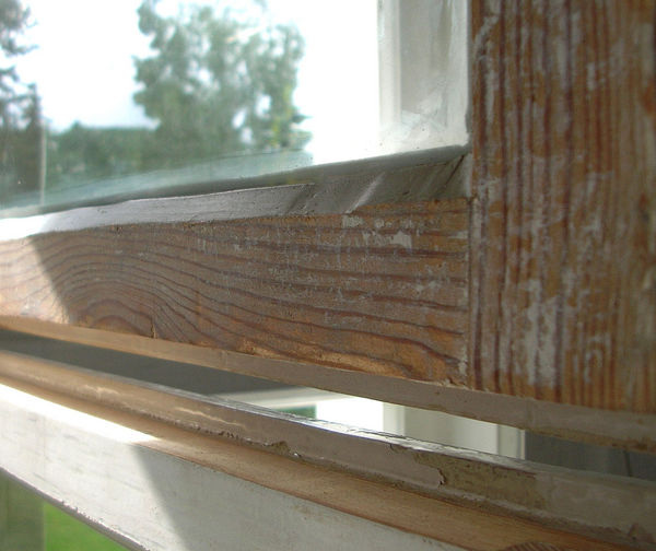 Expositionsbeschreibung-Blei: Wer Fenster mit alten Farbanstrichen renoviert, kann einer Bleibelastung ausgesetzt sein. Die Expositionsbeschreibung Blei gibt handwerksgerechte Schutzmaßnahmen vor.