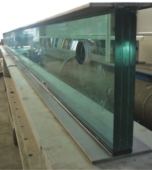 Hochfester Klebstoff als Verbinder<br />Geklebter Stahl-Glas Hybridträger aus einem gläsernen VSG-Steg und einem Stahlflansch