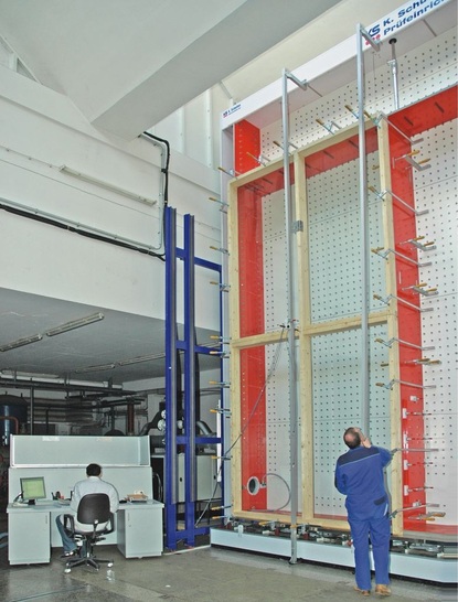 Fassadenprüfung bei der HFA<br />In dem 6 x 6 m großen Prüfstand können auch zweigeschossige Elemente eingebaut werden.
