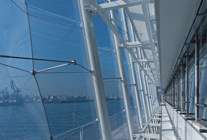 Ausgezeichnet als bestes Bürogebäude der Welt – das Unilever Haus von Behnisch ArchitektenBei der neuen Unilever-Zentrale in Hamburg werden dünne, transparente ETFE-Folien in die Konstruktion der Fassade ­eingesetzt, um belastete Luft durch anlegende Schiffe vom Gebäude abzuhalten.