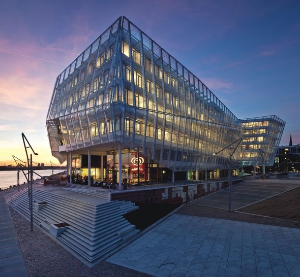 Auf der Tagung wird u.a. das neue Unilever-Haus in Hamburg vorgestellt, das unter Mitwirkung der Hochtief Construction AG realisiert wurde (siehe auch Bild auf S. 24). - © Unilever, Hamburg Behnisch Architekten
