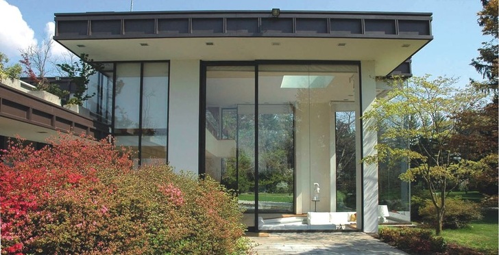 Großflächige Scheiben aus Verbund-Sicherheitsglas mit SentryGlas Zwischenlagen schützen vor ungebetenen Eindringlingen, Wind und Wetter. - © Foto: Studio Sandri
