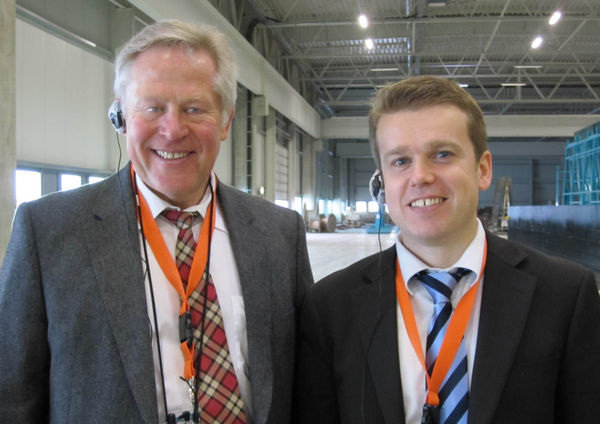 Herbert Köhler (l.), Geschäftsführer von F | Glass und Ruud Geerlings, Geschäftsführer der neuen Vertriebsgesellschaft F | Solar, beim Presserundgang im neuen Floatwerk in Osterweddingen.