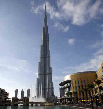 Turm der Superlative: mit seinen 165 Geschosse ist der 828 m hohe Burj Khalifa das höchste Gebäude der Welt.