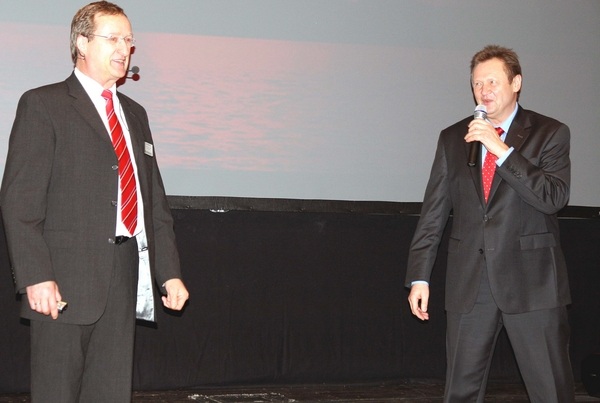 Wolfram Breitenbach (Bereichsleiter Technik) und Variotec-Gründer Christof Stölzel informierten über die Schlankmacher am Bau: die Vakuum-Isolations-Paneele (VIP).