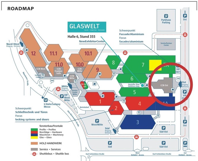 Die Roadmap (l.) und das Logo „GLASWELT-Klebestraße“ an den Messeständen zeigen dem Besucher den Weg zum Thema verklebte Fenstersysteme.